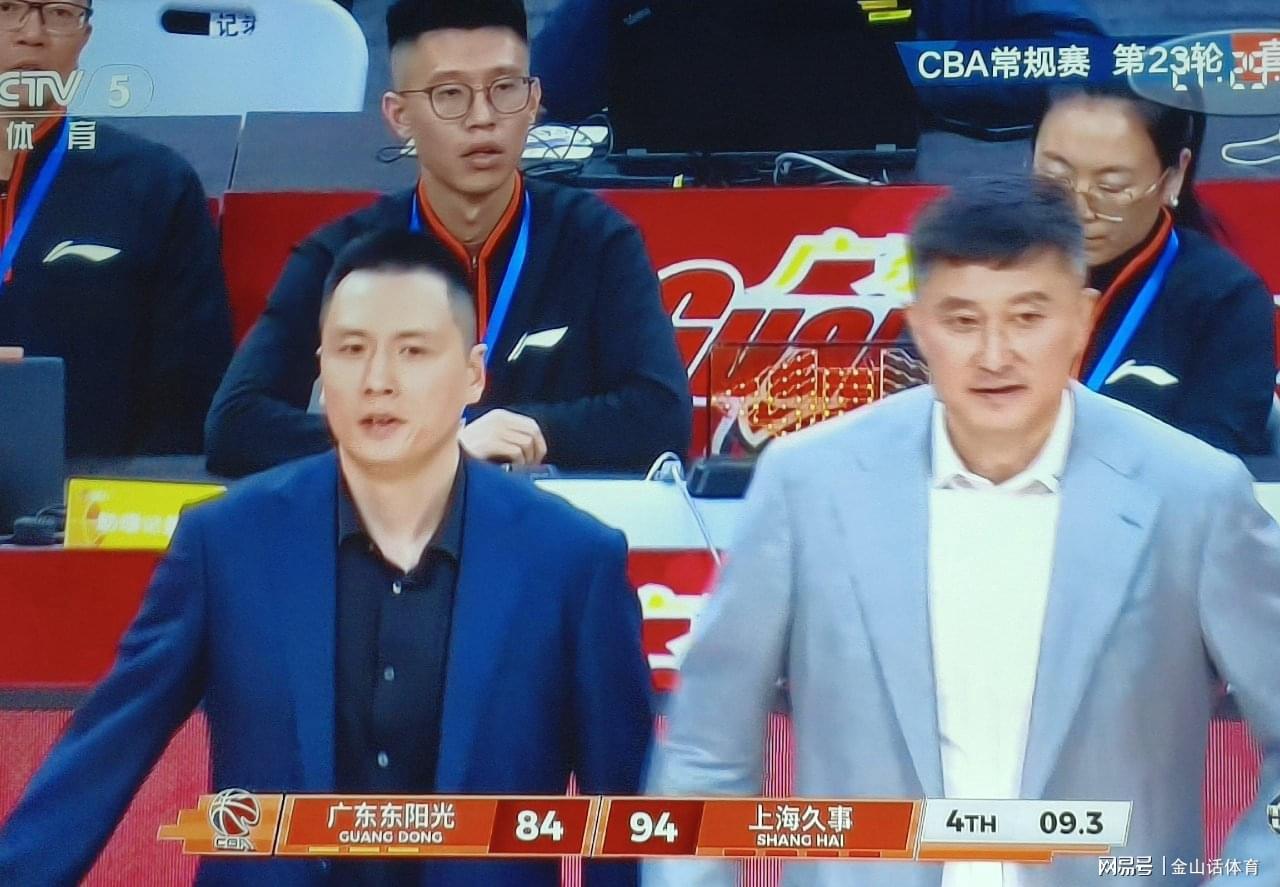 牛逼！28分15篮板+2抢断3盖帽，36岁老将，一人锤爆广东3大內线
