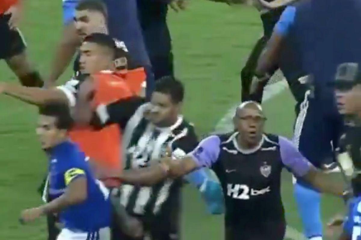 pg模拟器-足坛罕见暴力群殴！终场前30秒爆发大乱斗，23人集体被驱逐